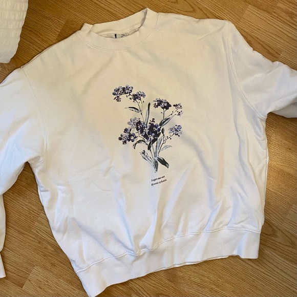 ‼️SOLD‼️ White Floral Crewneck - Picture 2 of 3